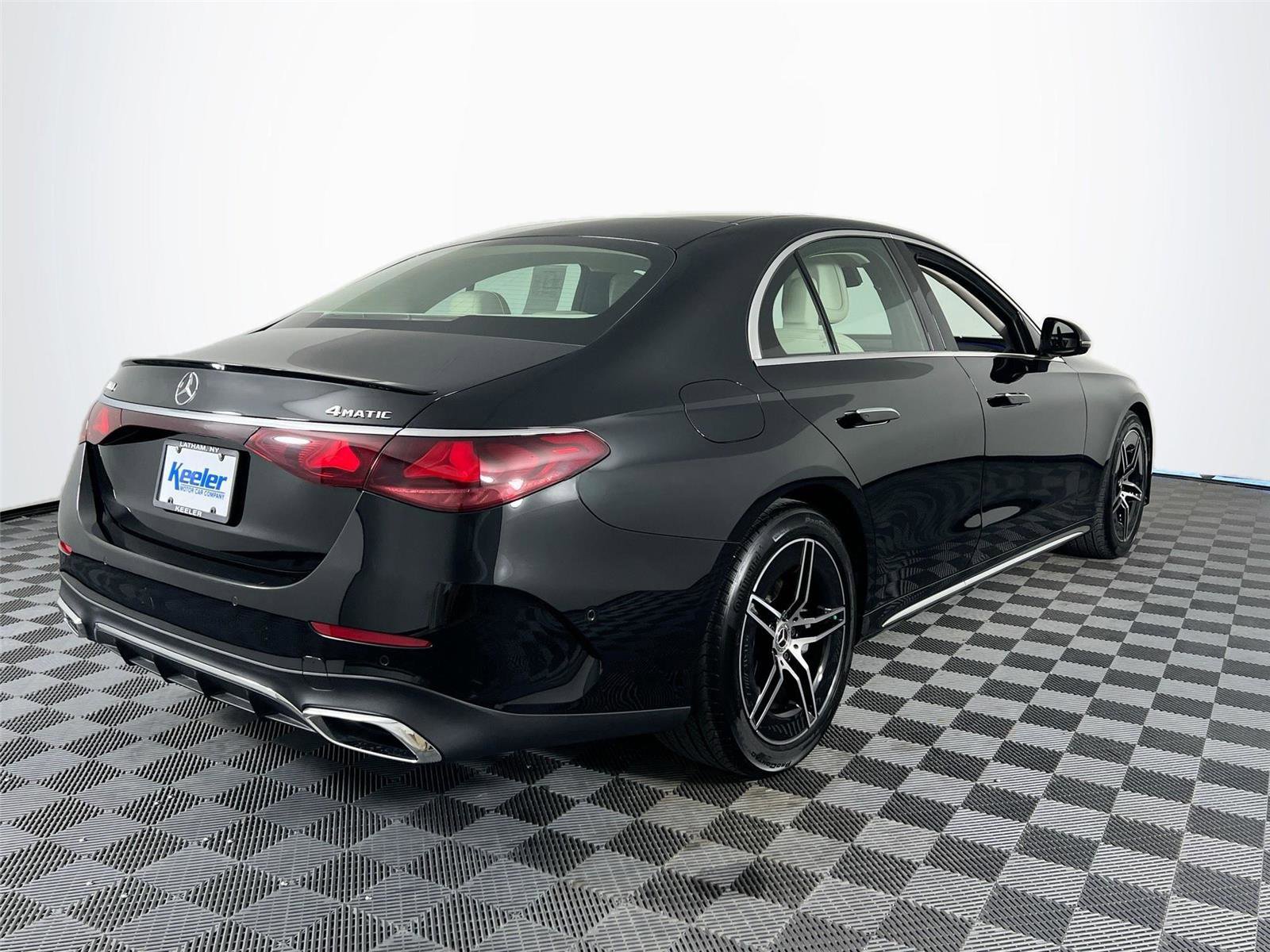 Used 2025 Mercedes-Benz E 350 4MATIC Sedan image 6