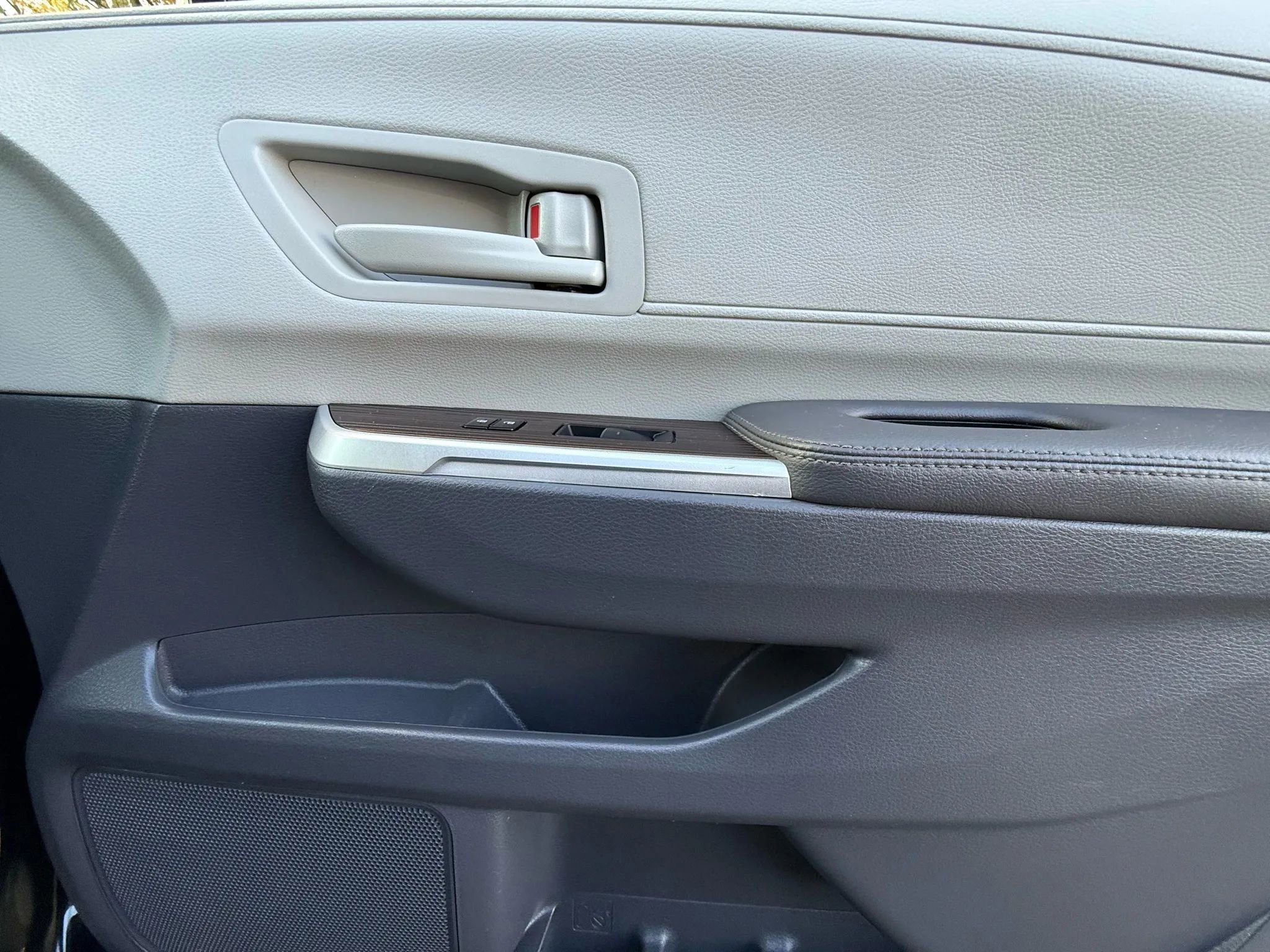 Used 2022 Toyota Sienna LE image 25