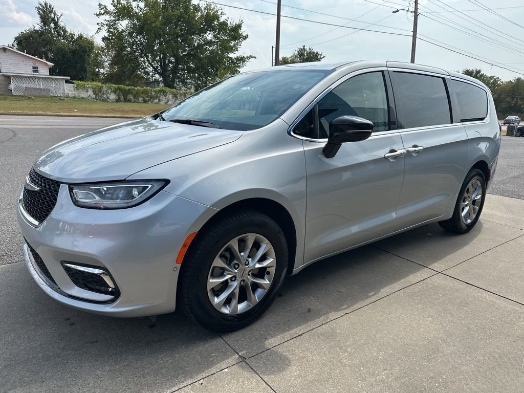 Used 2024 Chrysler Pacifica Touring-L image 5