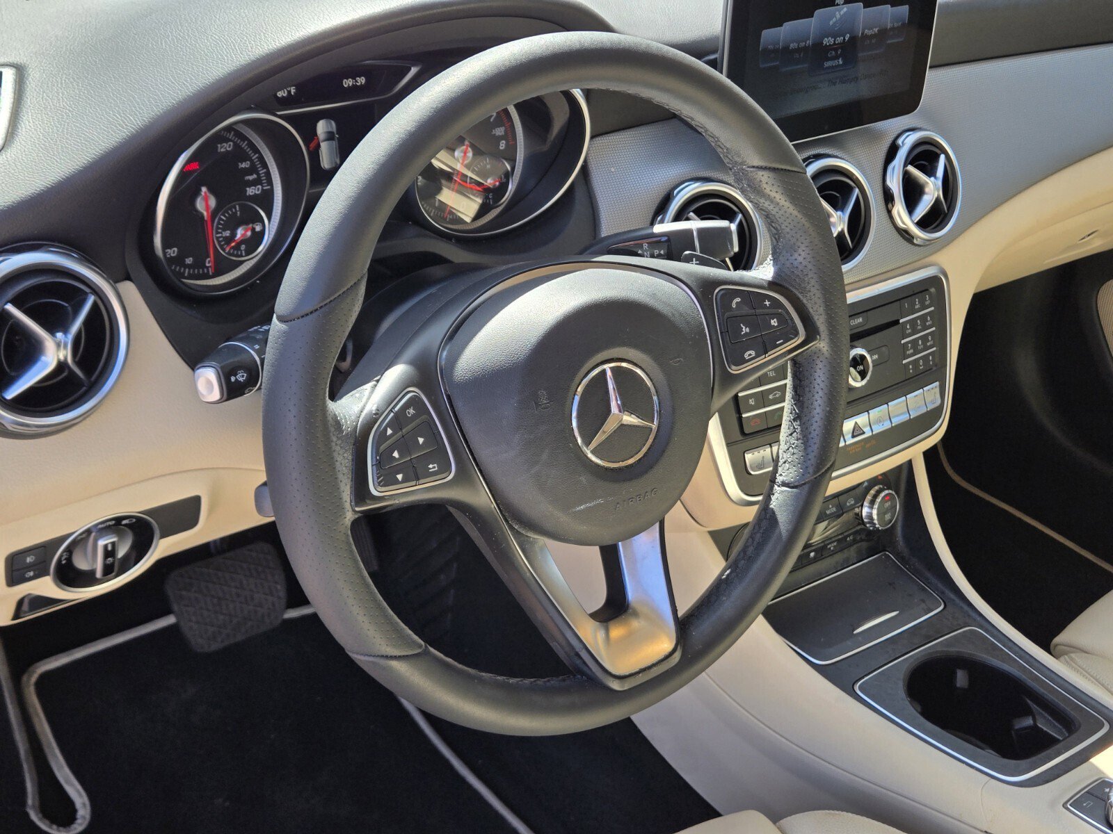Used 2018 Mercedes-Benz GLA 250 4MATIC w/ Premium Package image 16