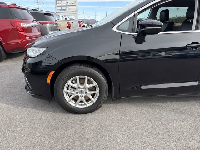 Used 2024 Chrysler Pacifica Touring-L image 11
