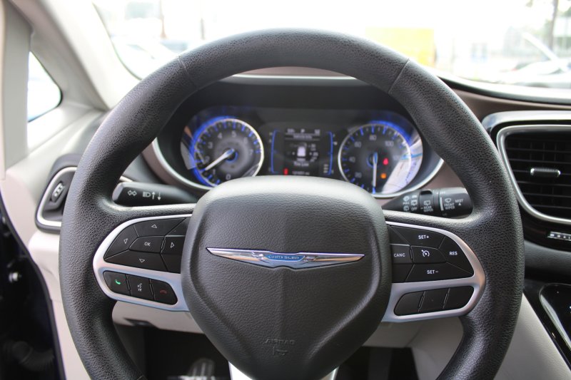 Used 2020 Chrysler Voyager LX image 14