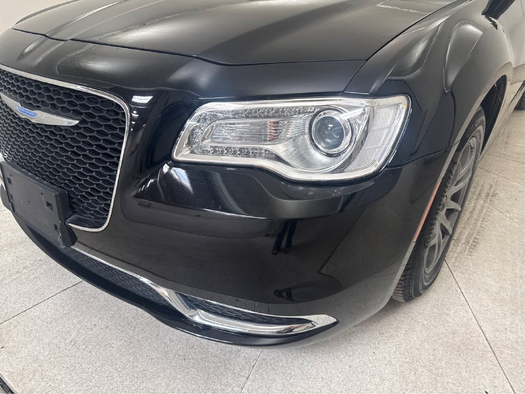Used 2018 Chrysler 300 Touring RWD image 14