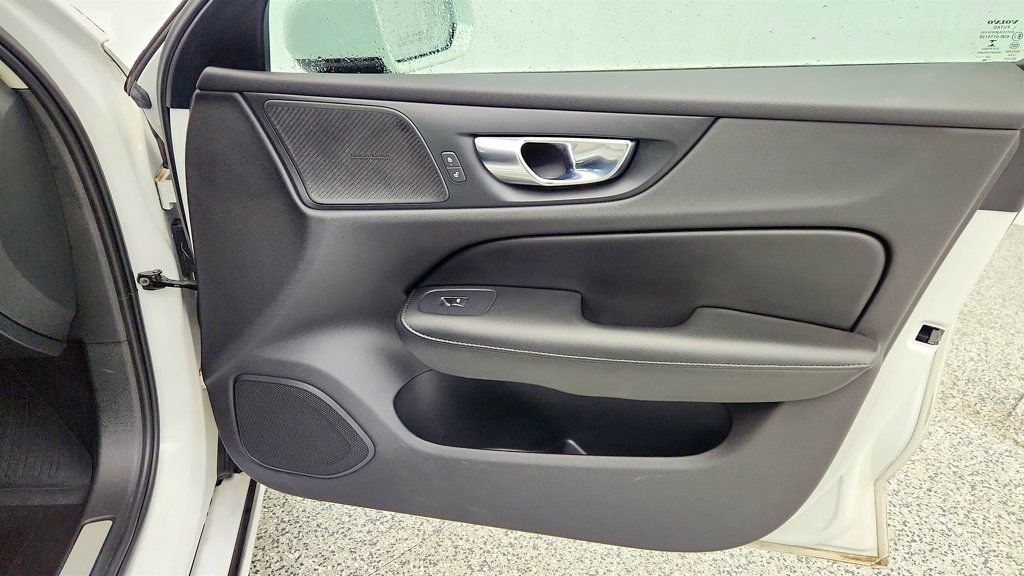 Used 2021 Volvo S60 T6 Momentum w/ Advanced Package image 26