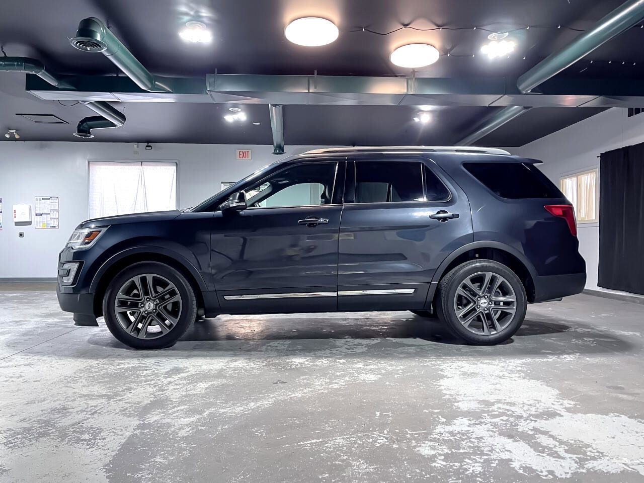 Used 2017 Ford Explorer XLT w/ Equipment Group 202A image 5