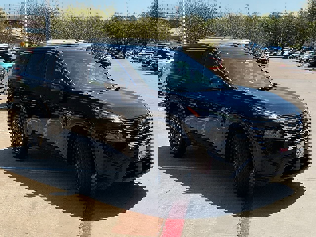 Used 2025 Nissan Rogue SV image 4