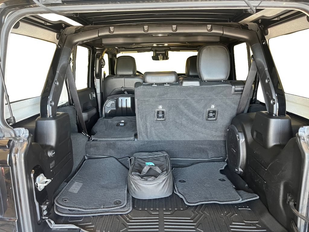 Used 2022 Jeep Wrangler Unlimited Sahara AWD/4WD image 29