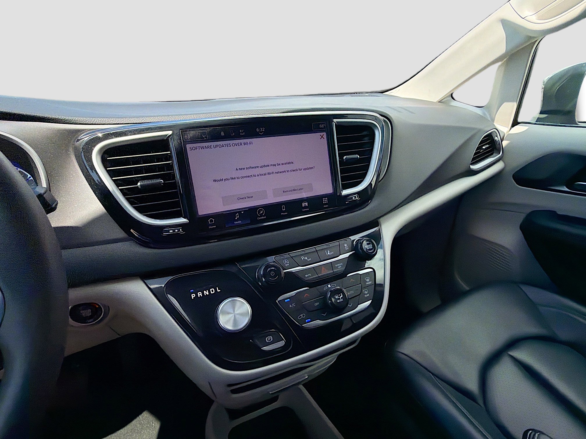 Used 2023 Chrysler Pacifica Touring-L image 29