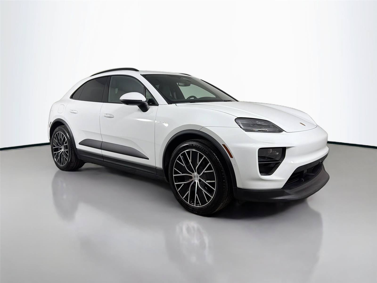 Certified 2025 Porsche Macan Electric RWD image 9