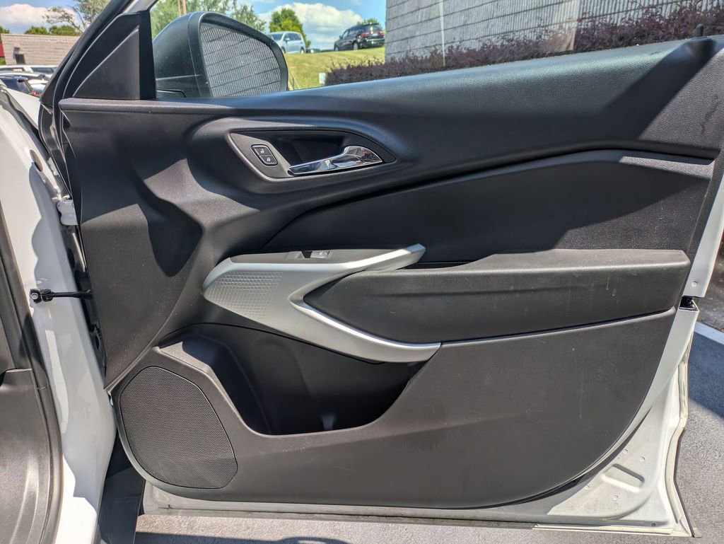 Used 2025 Chevrolet Trax LS FWD image 33