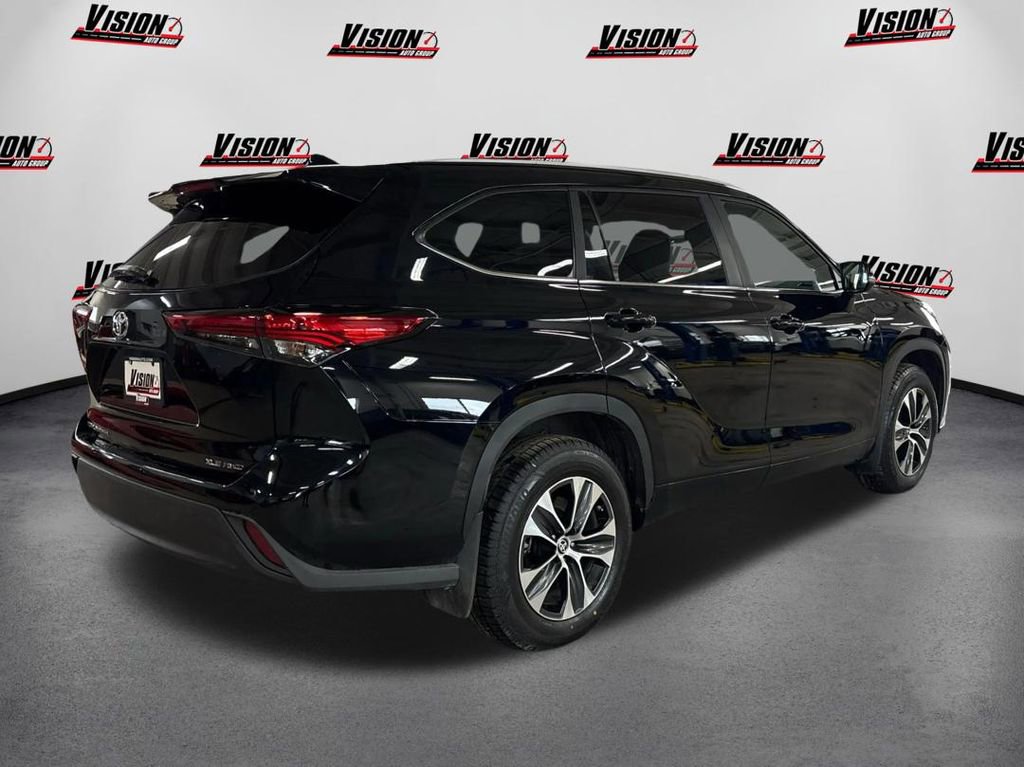 Used 2023 Toyota Highlander XLE image 5