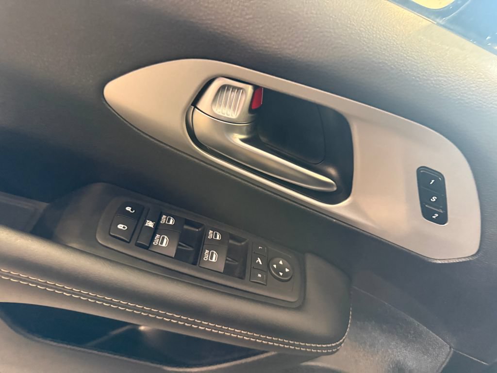 Used 2025 Chrysler Pacifica Limited FWD image 6