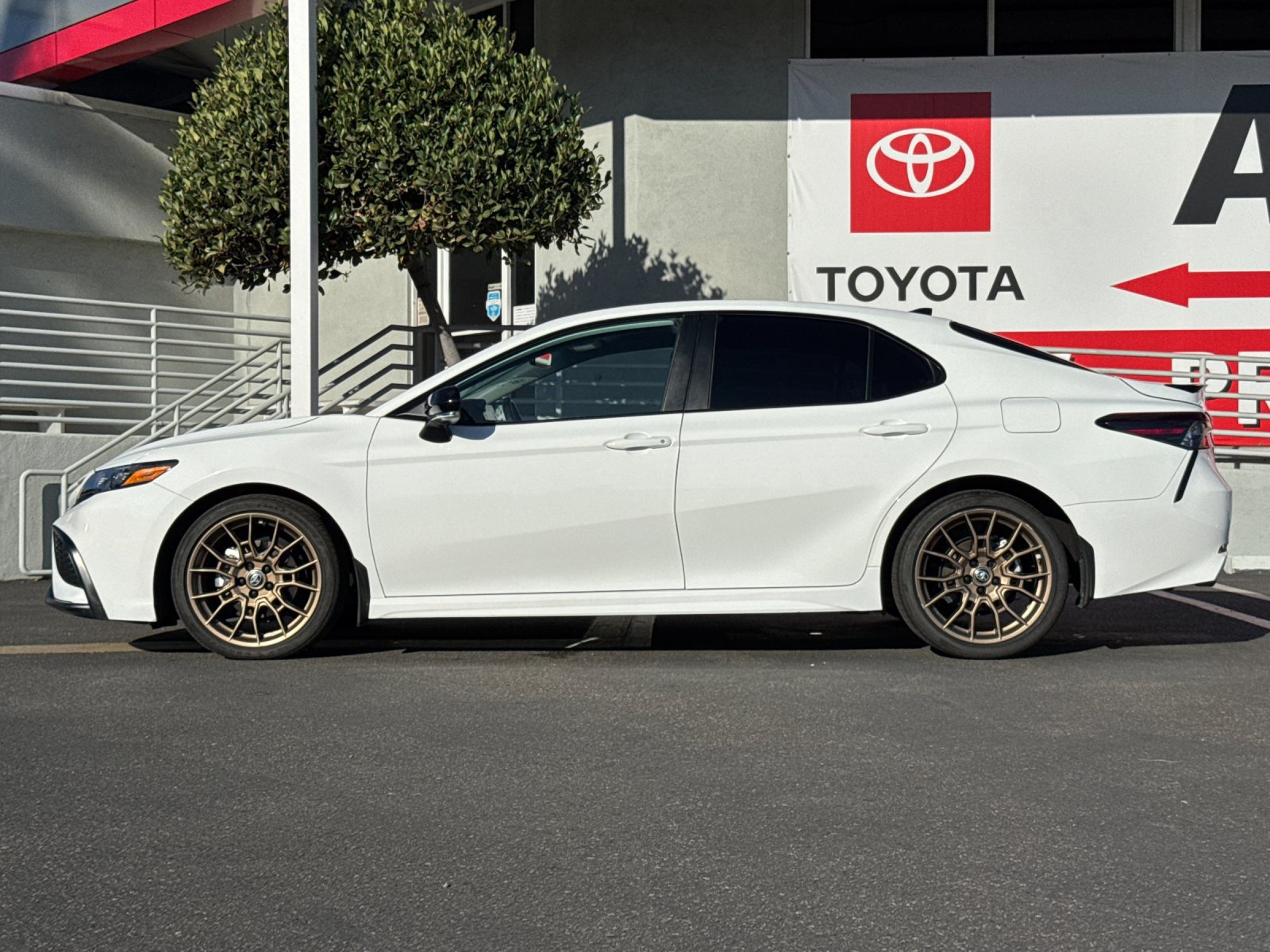 Used 2024 Toyota Camry SE w/ Convenience Package FWD image 2
