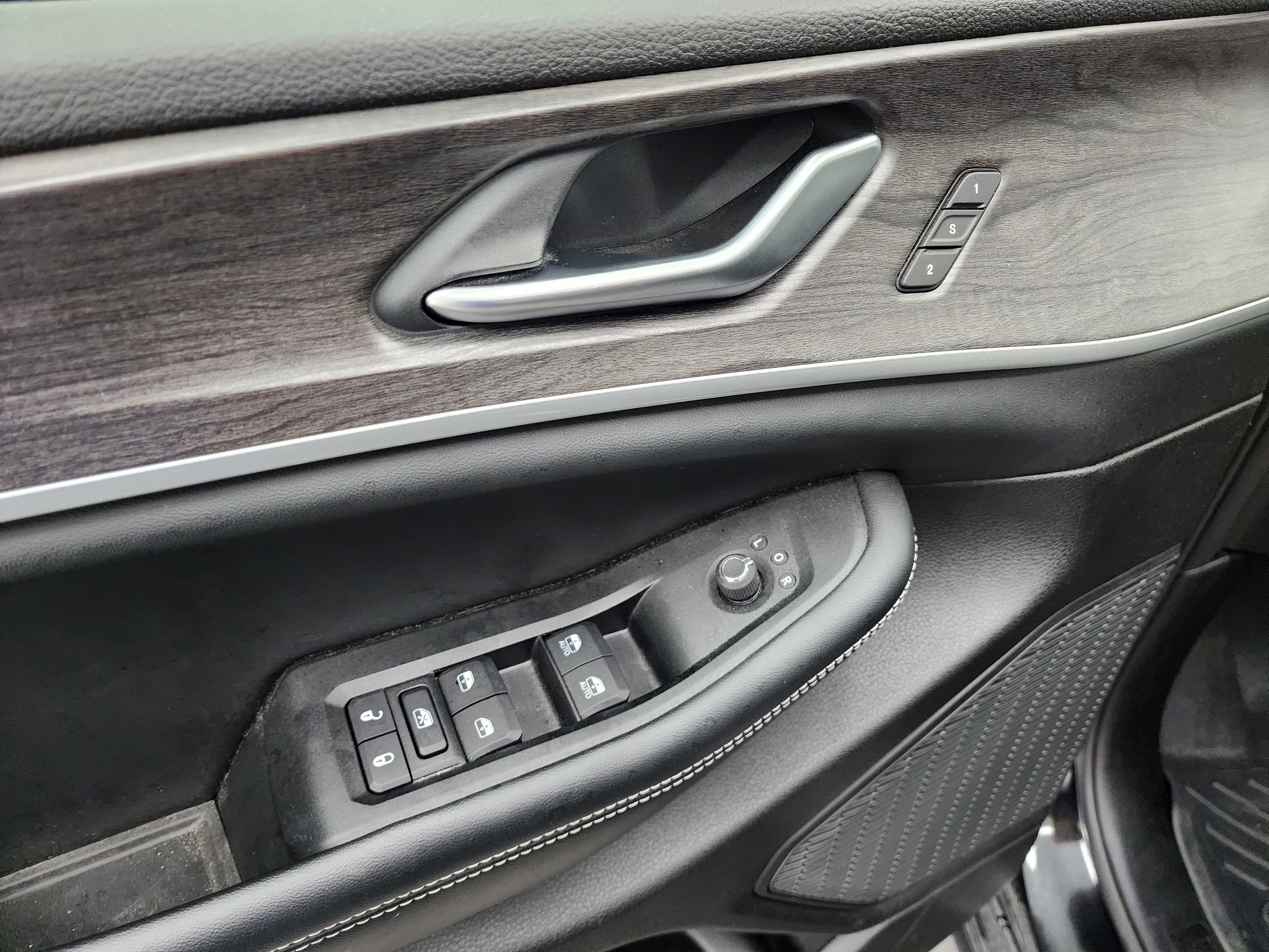 Used 2023 Jeep Grand Cherokee Limited w/ Black Appearance Package image 41