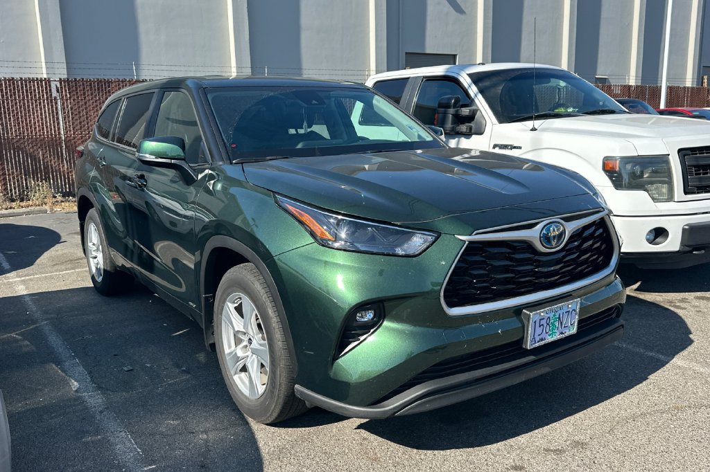 Used 2023 Toyota Highlander LE AWD/4WD image 2
