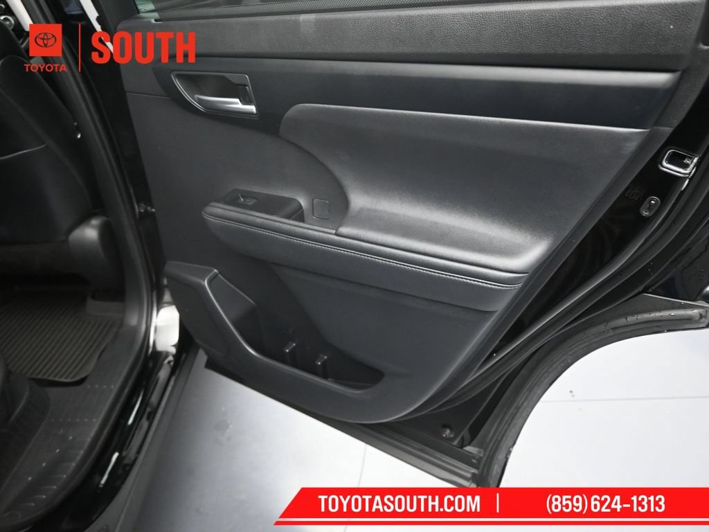 Used 2020 Toyota Highlander XLE AWD/4WD image 34