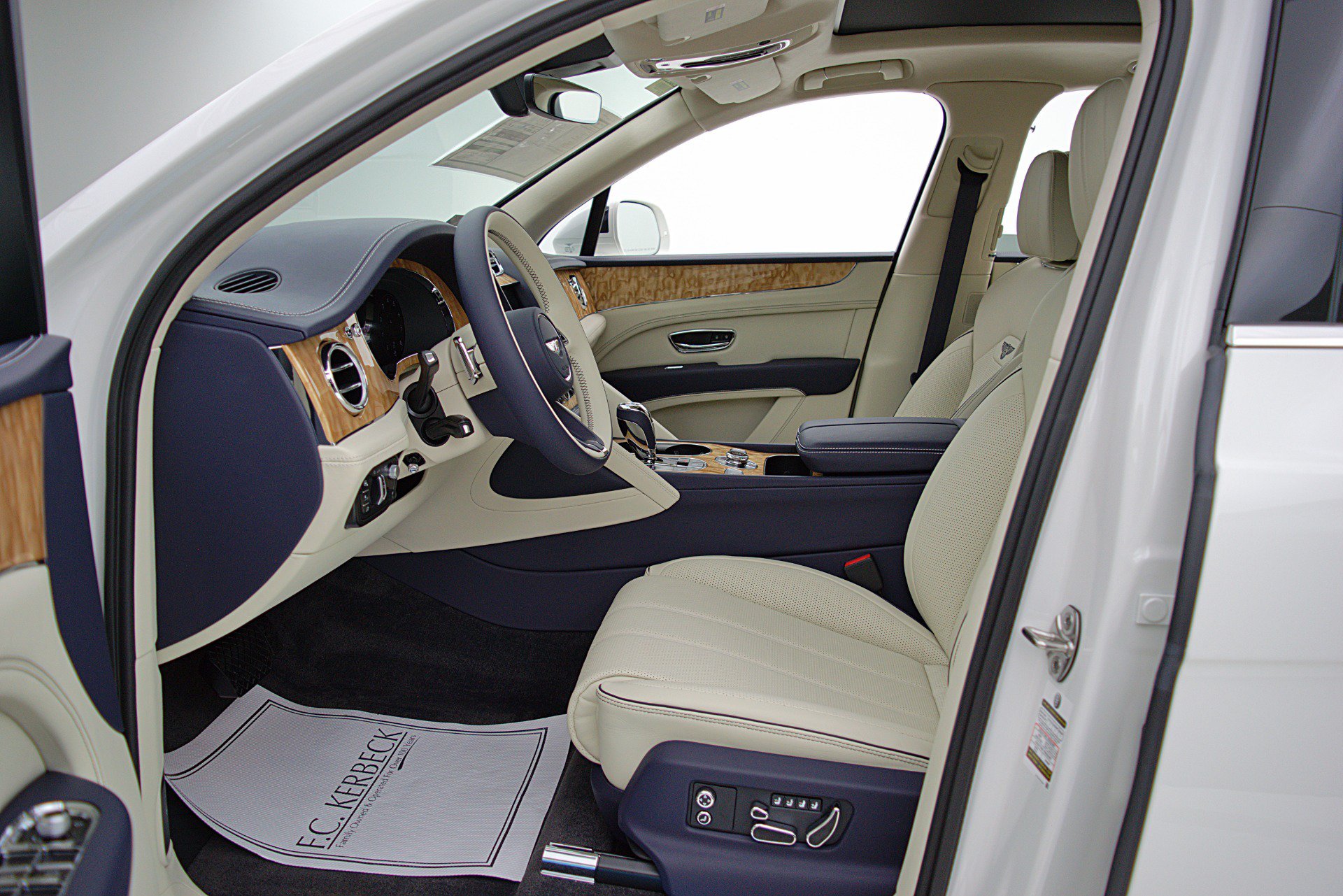 Certified 2023 Bentley Bentayga AWD/4WD image 33