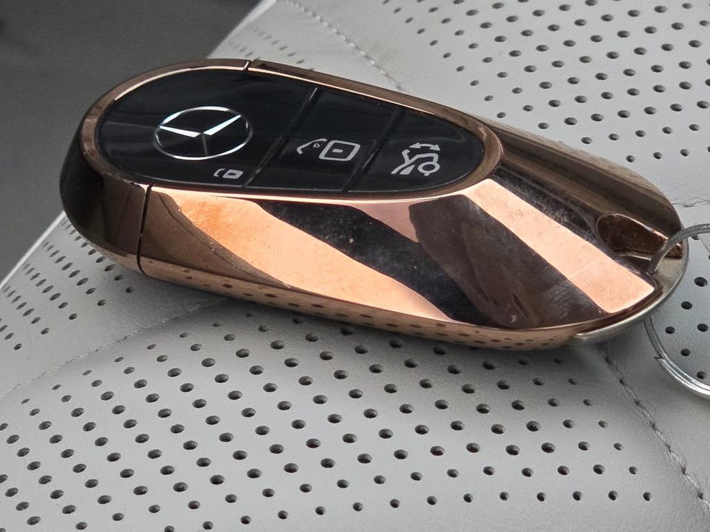 Certified 2022 Mercedes-Benz EQS 580 4MATIC Sedan image 38