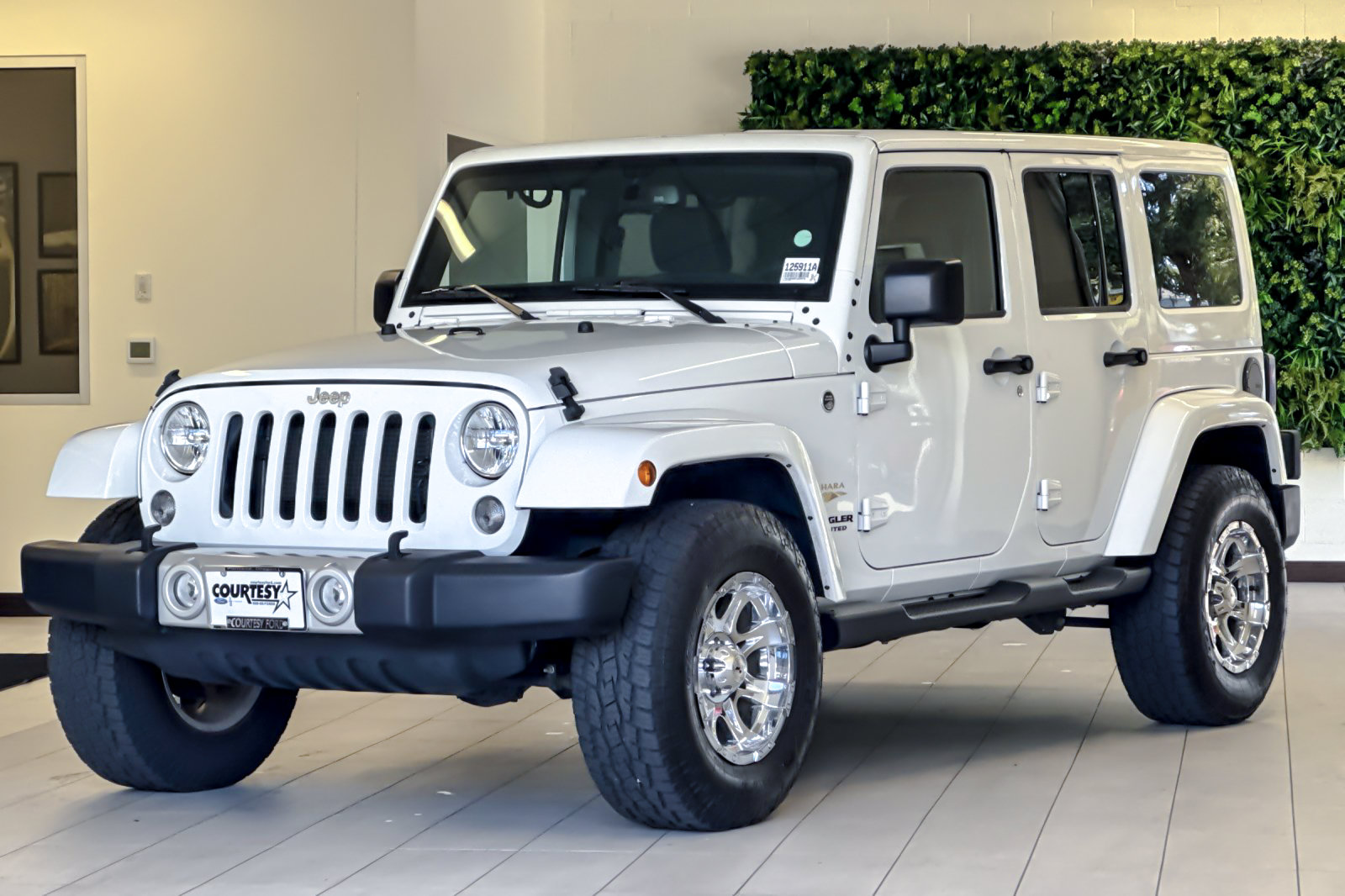 Used 2015 Jeep Wrangler Unlimited Sahara w/ Connectivity Group AWD/4WD image 8