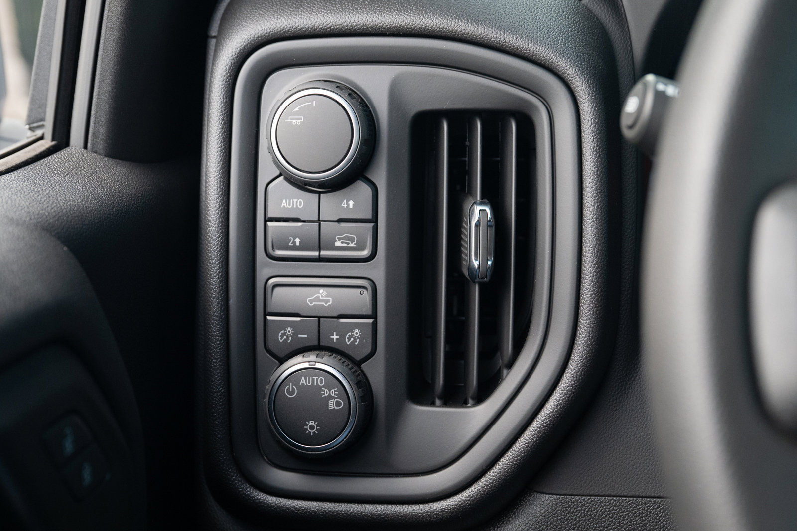 Used 2025 Chevrolet Silverado 1500 Custom image 25