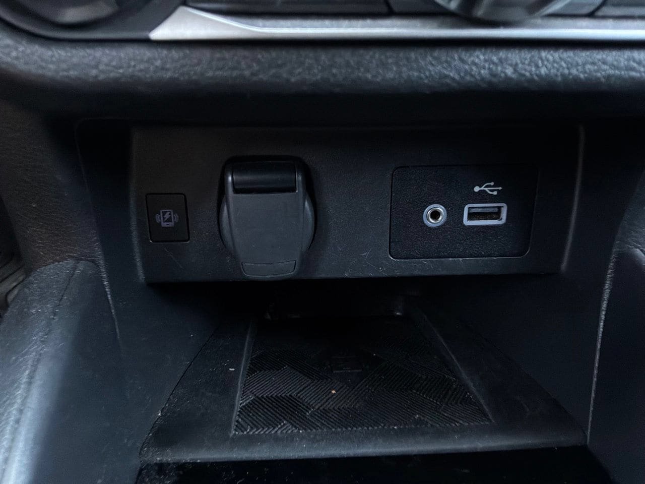 Used 2025 Nissan Versa SV w/ Trunk Package FWD image 26