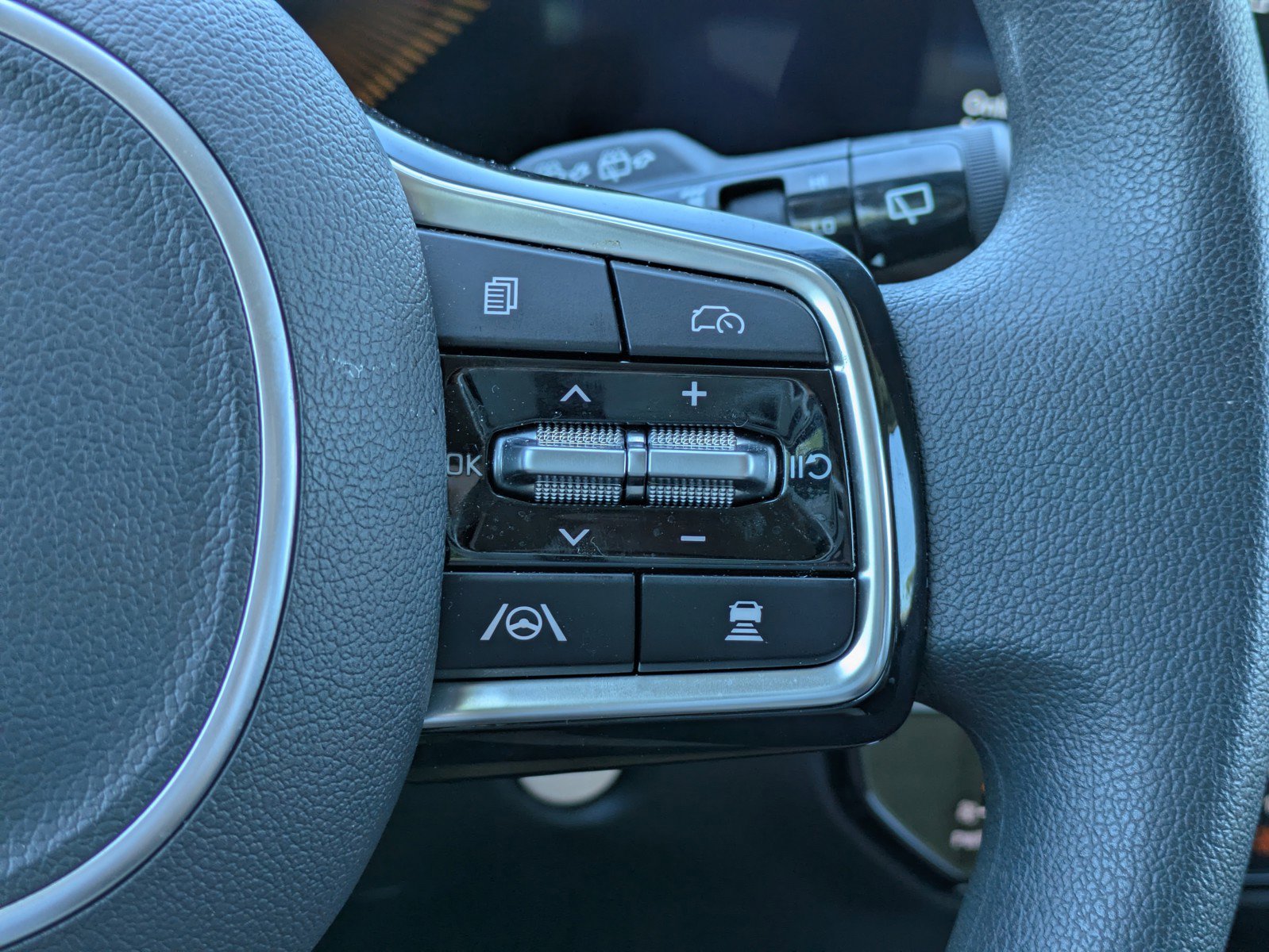 Certified 2025 Kia Sorento LX image 19