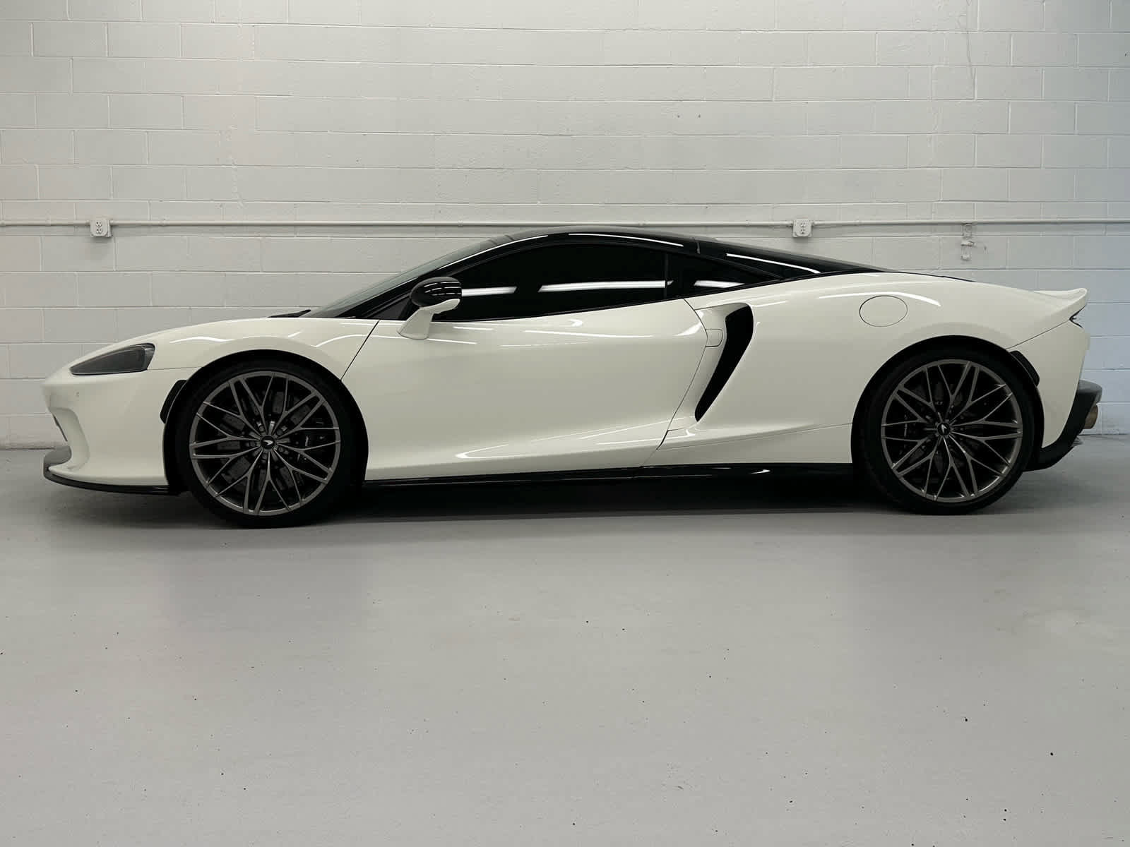 Used 2021 McLaren GT RWD image 3