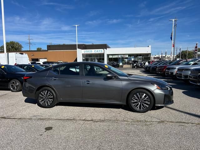 Used 2023 Nissan Altima 2.5 SV FWD image 2