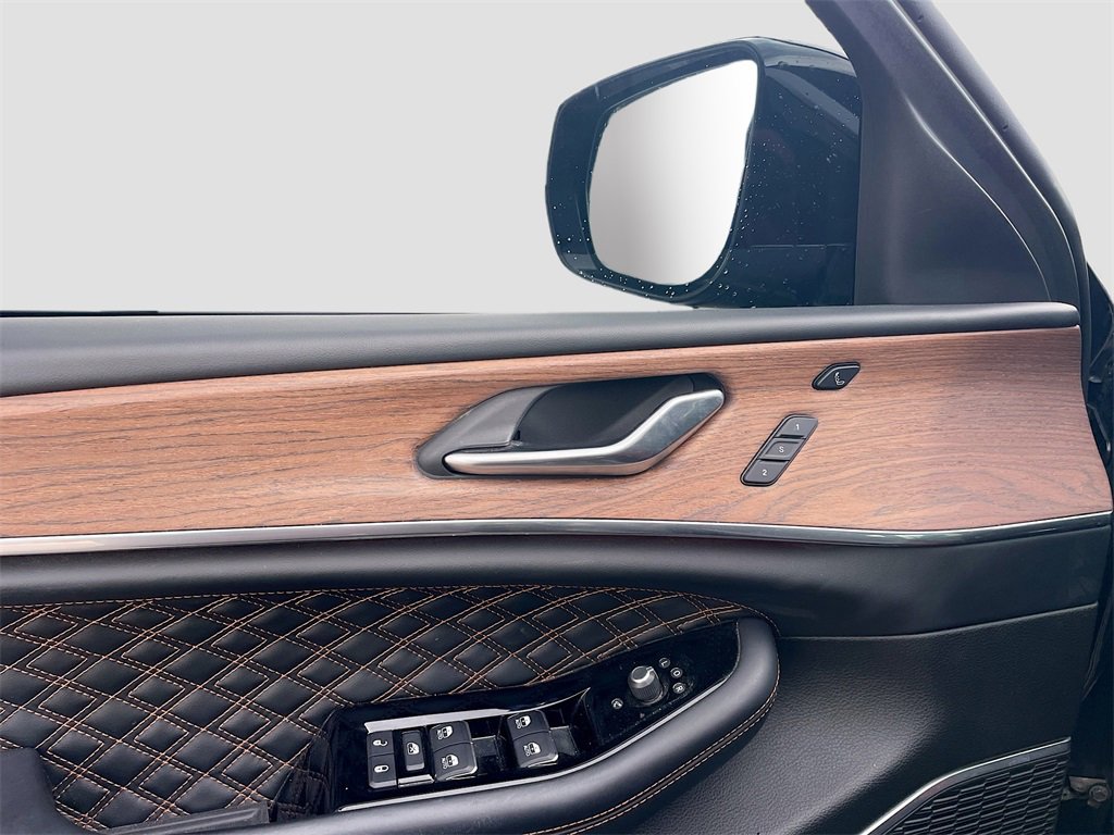 Used 2023 Jeep Grand Cherokee Summit image 9