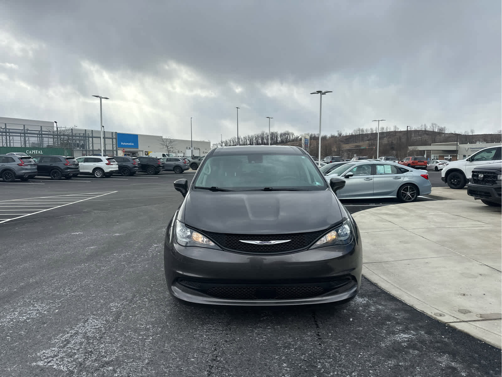 Used 2023 Chrysler Voyager LX image 3