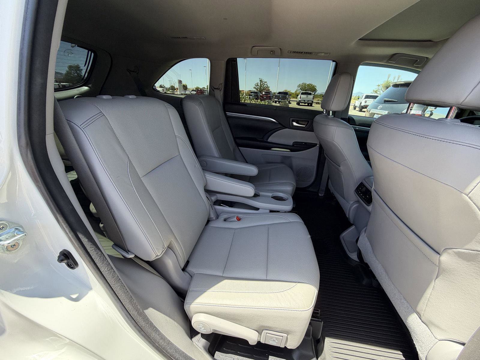 Used 2017 Toyota Highlander Limited AWD/4WD image 20