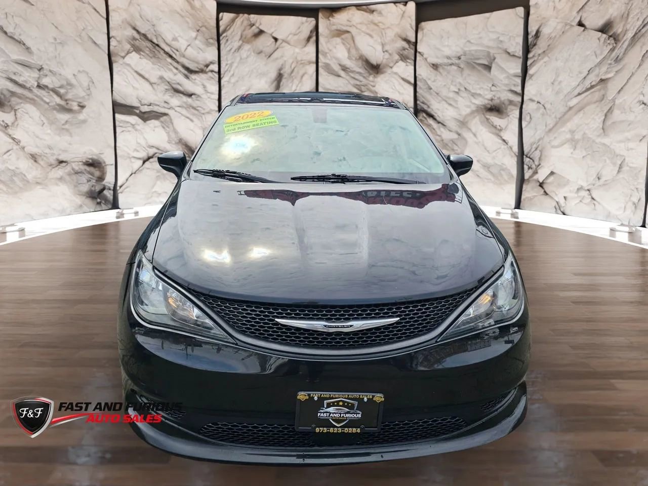 Used 2022 Chrysler Voyager LX FWD image 3