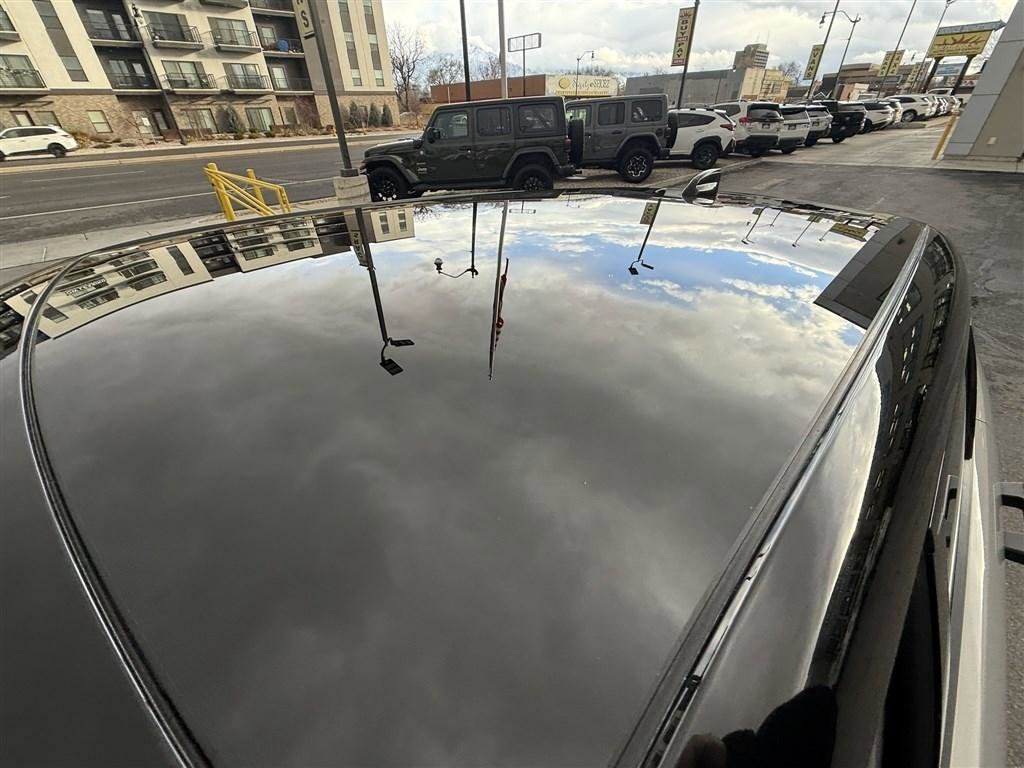 Used 2020 Land Rover Range Rover Evoque R-Dynamic SE image 32