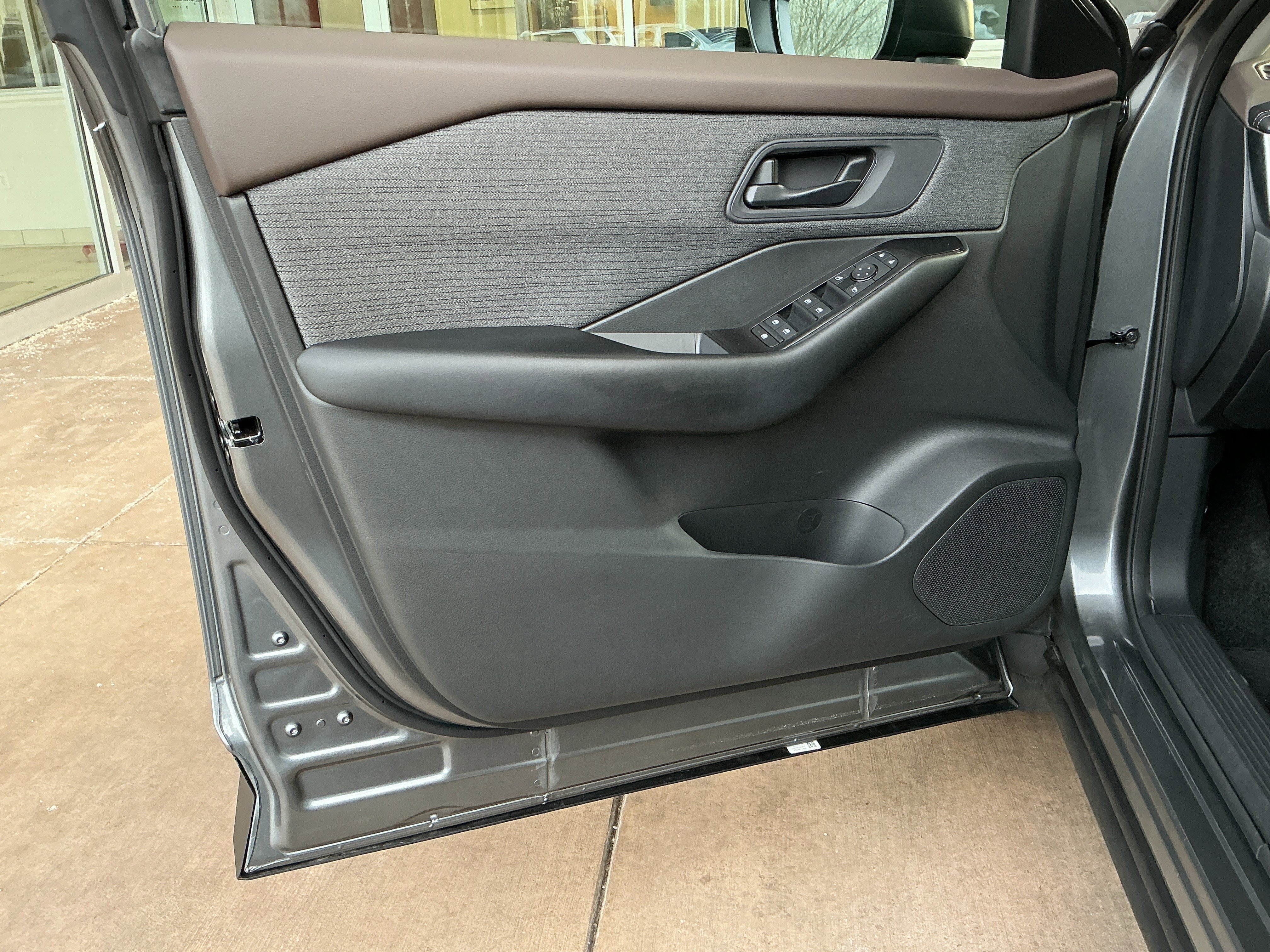 Used 2023 Nissan Rogue S image 14