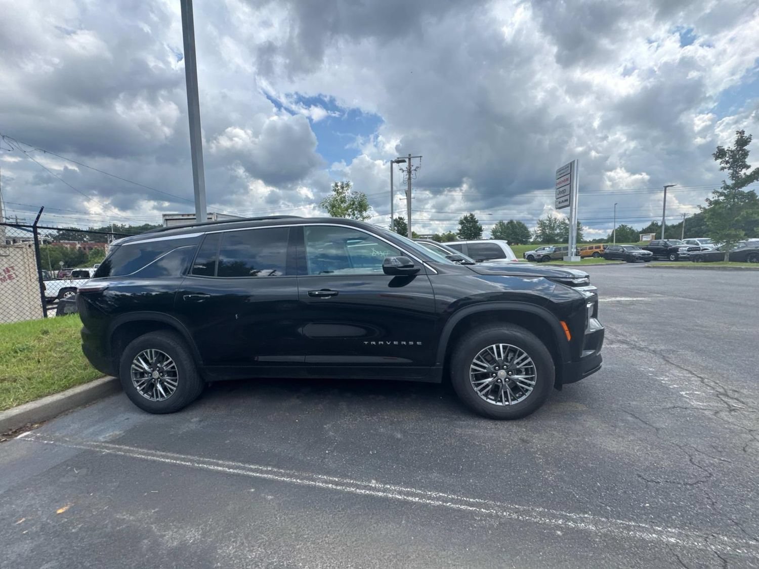 Used 2025 Chevrolet Traverse LT FWD image 3