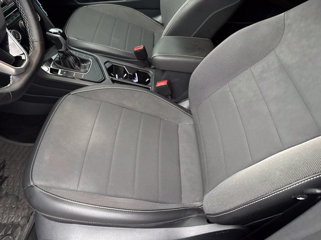 Used 2023 Volkswagen Taos SE FWD image 2