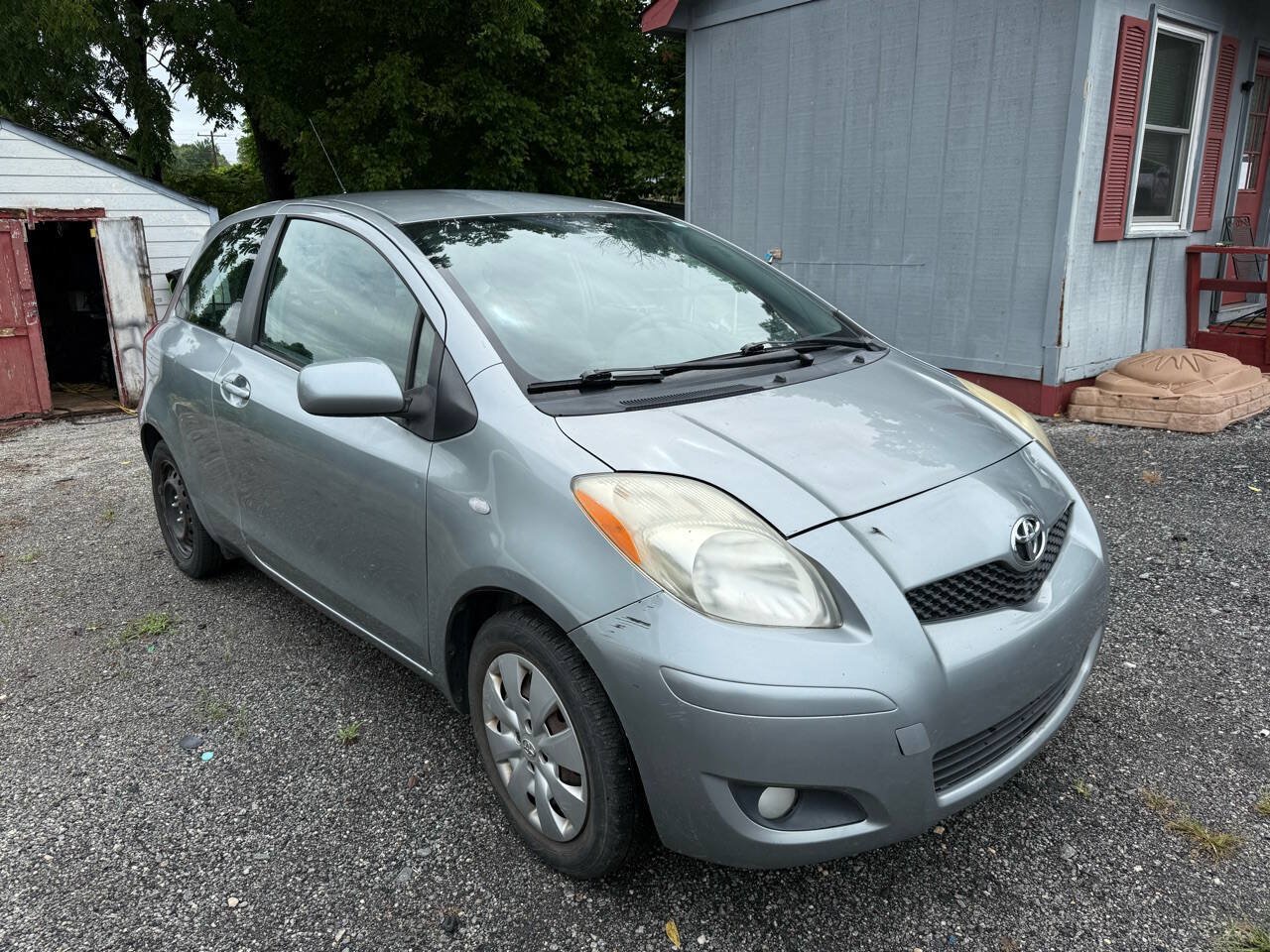 Used 2010 Toyota Yaris 2-Door Hatchback FWD image 5