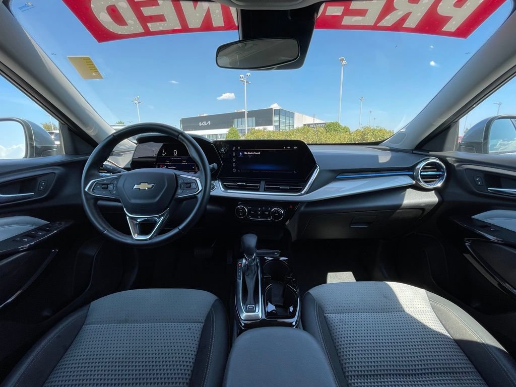 Used 2025 Chevrolet Trax LT w/ Driver Confidence Package FWD image 28