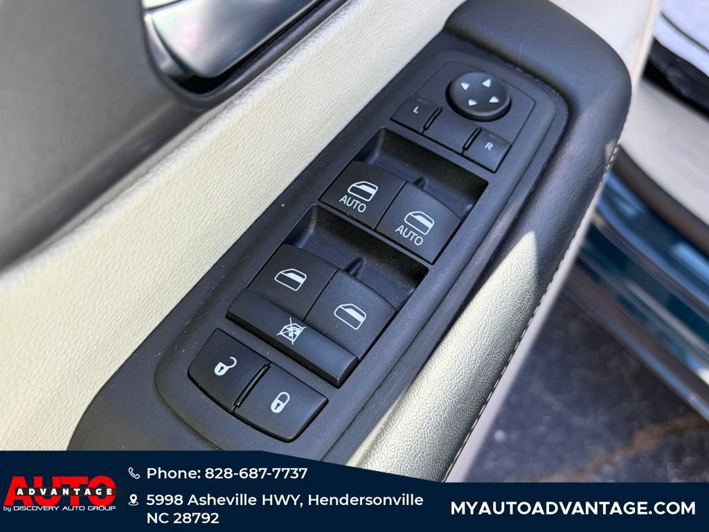 Used 2023 Chrysler Pacifica Touring-L FWD image 25
