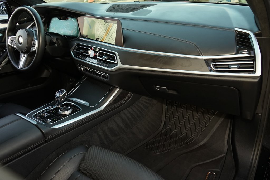 Used 2021 BMW X7 M50i image 11