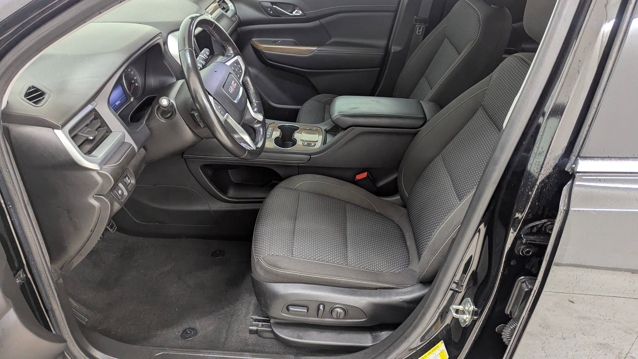 Used 2020 GMC Acadia SLE w/ Driver Convenience Package image 4