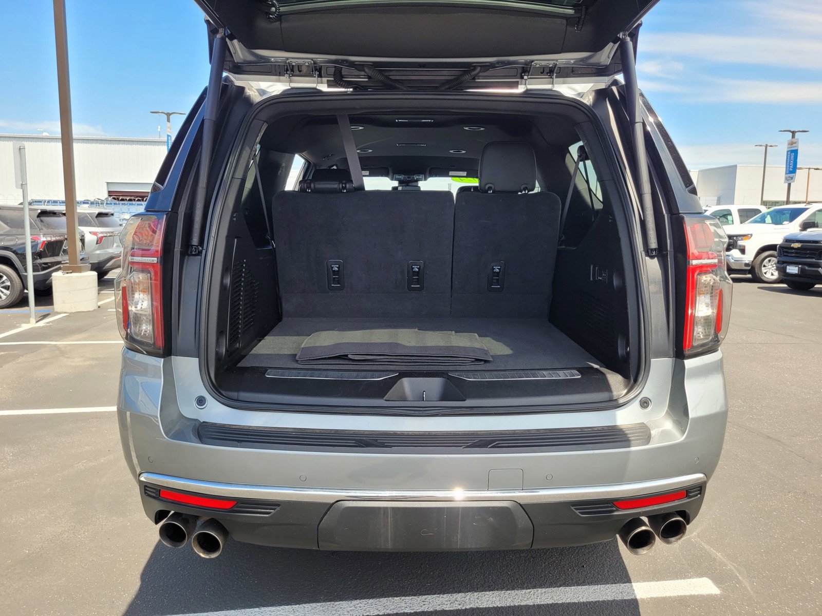Used 2024 Chevrolet Suburban Premier RWD image 27