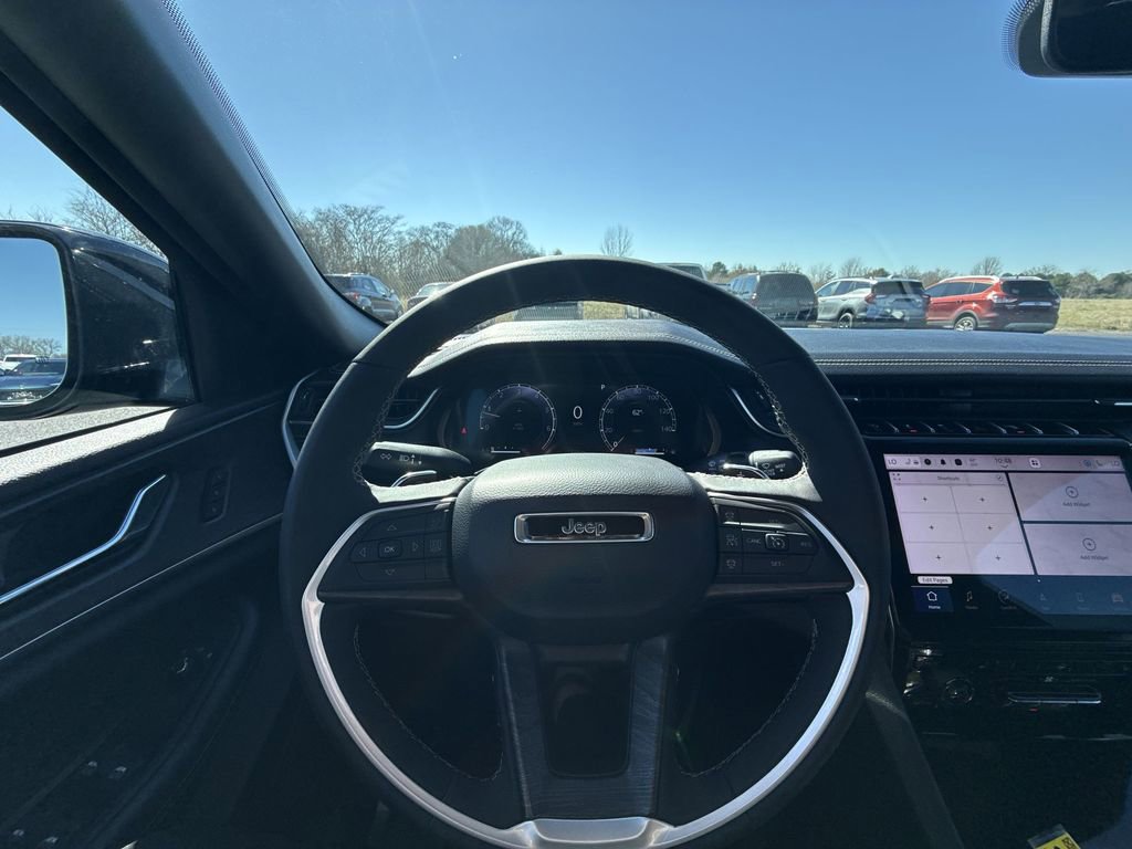 Used 2025 Jeep Grand Cherokee Limited image 17