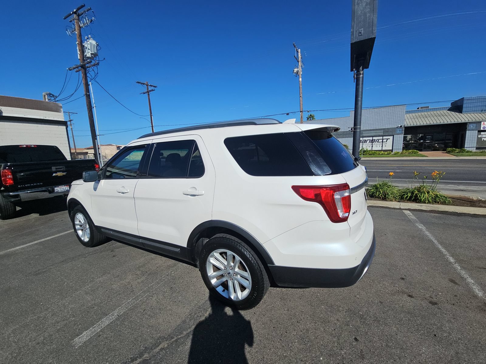 Used 2017 Ford Explorer XLT w/ Equipment Group 201A FWD image 8