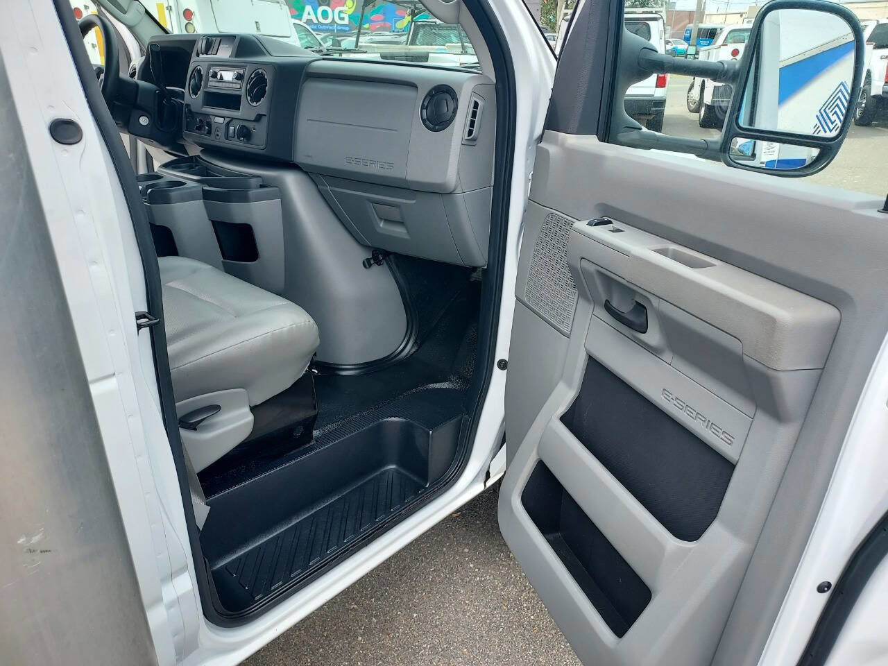 Used 2022 Ford E-450 and Econoline 450 Super Duty w/ Power Windows & Locks Group RWD image 20