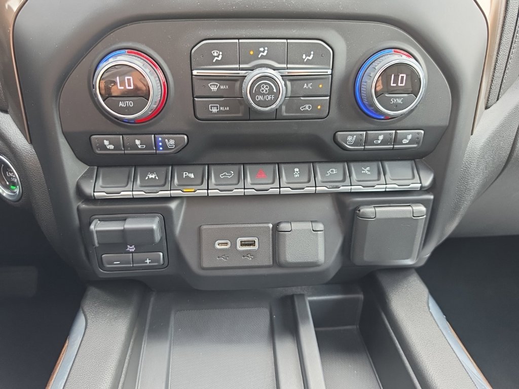 Used 2022 Chevrolet Silverado 1500 High Country w/ Technology Package AWD/4WD image 26