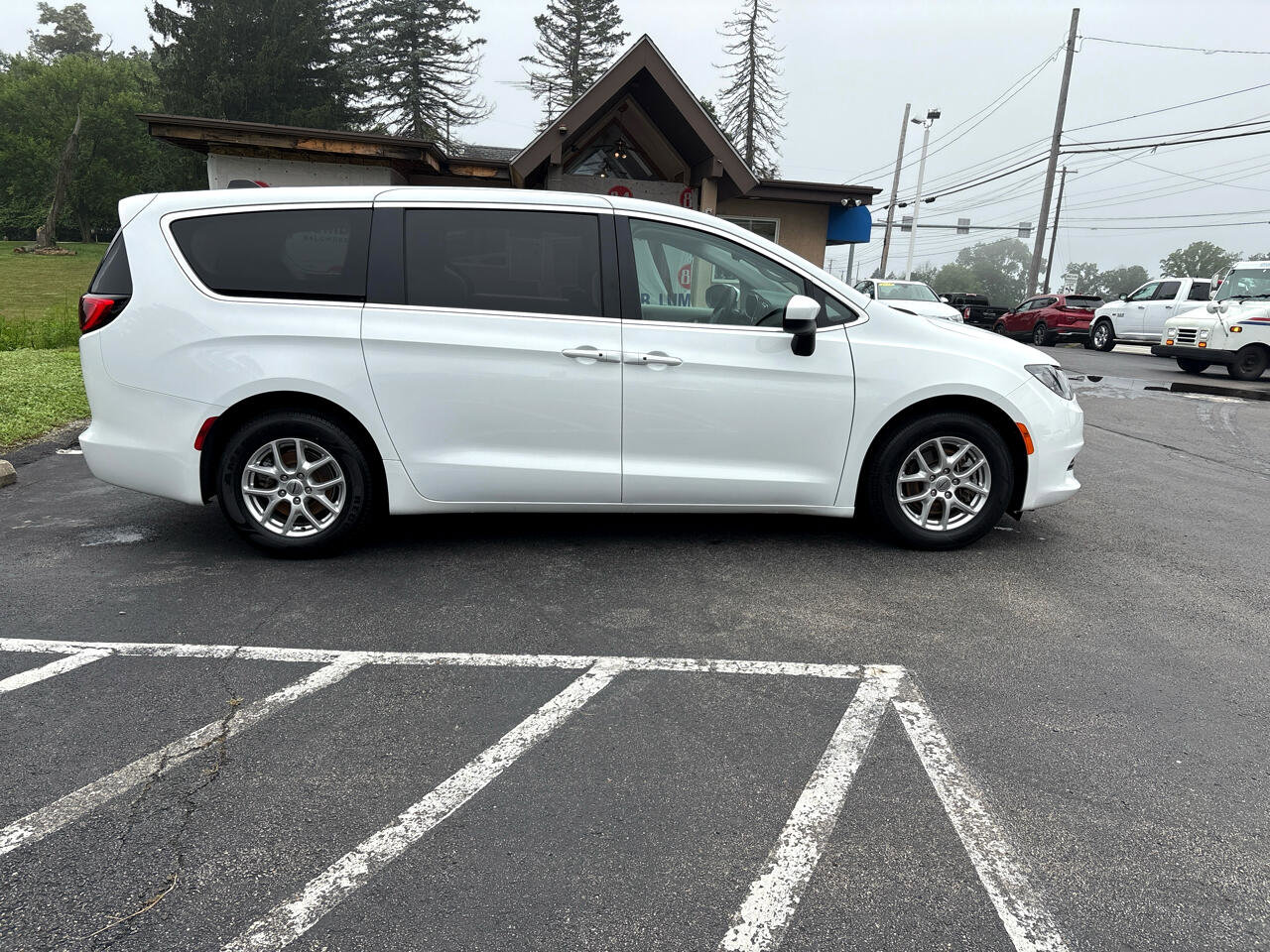 Used 2023 Chrysler Voyager LX image 4