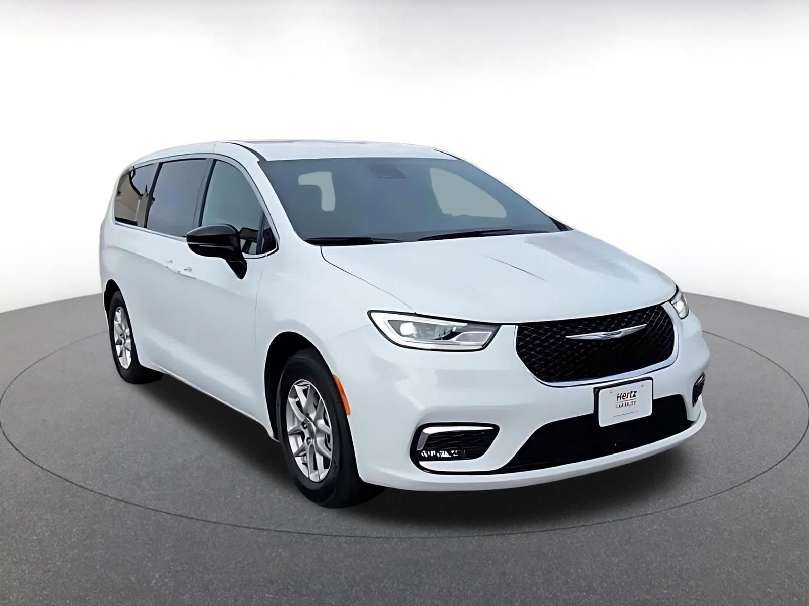 Used 2025 Chrysler Pacifica Select image 3