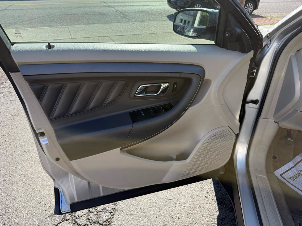 Used 2011 Ford Taurus SE FWD image 28