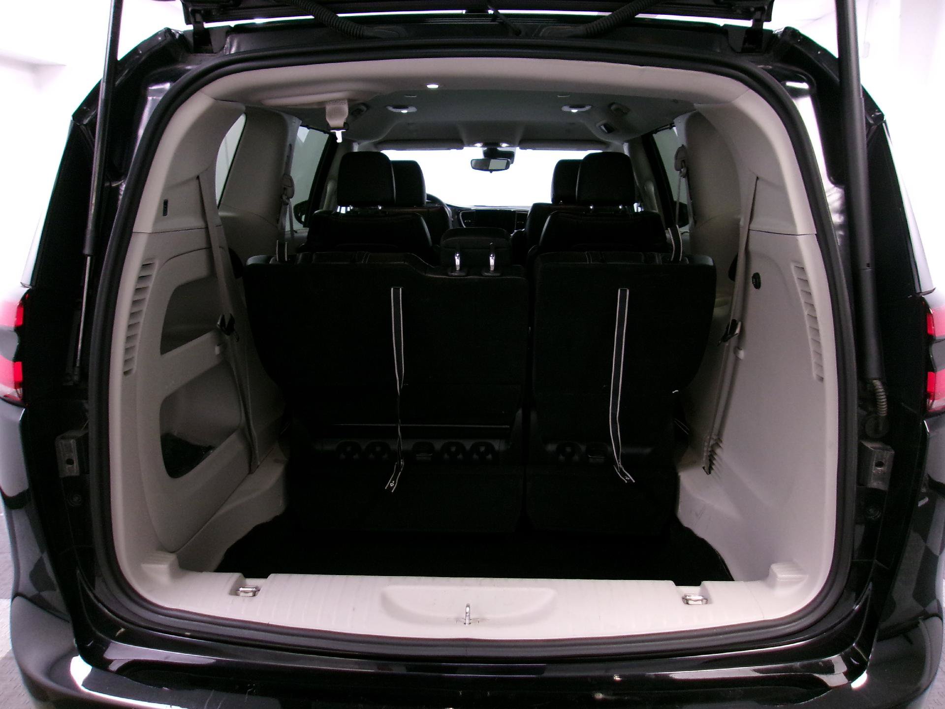Used 2024 Chrysler Pacifica Touring-L FWD image 14